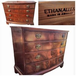 Medium-sized #vintage mahogany Federal style bowfront dresser By ETHAN ALLEN 
