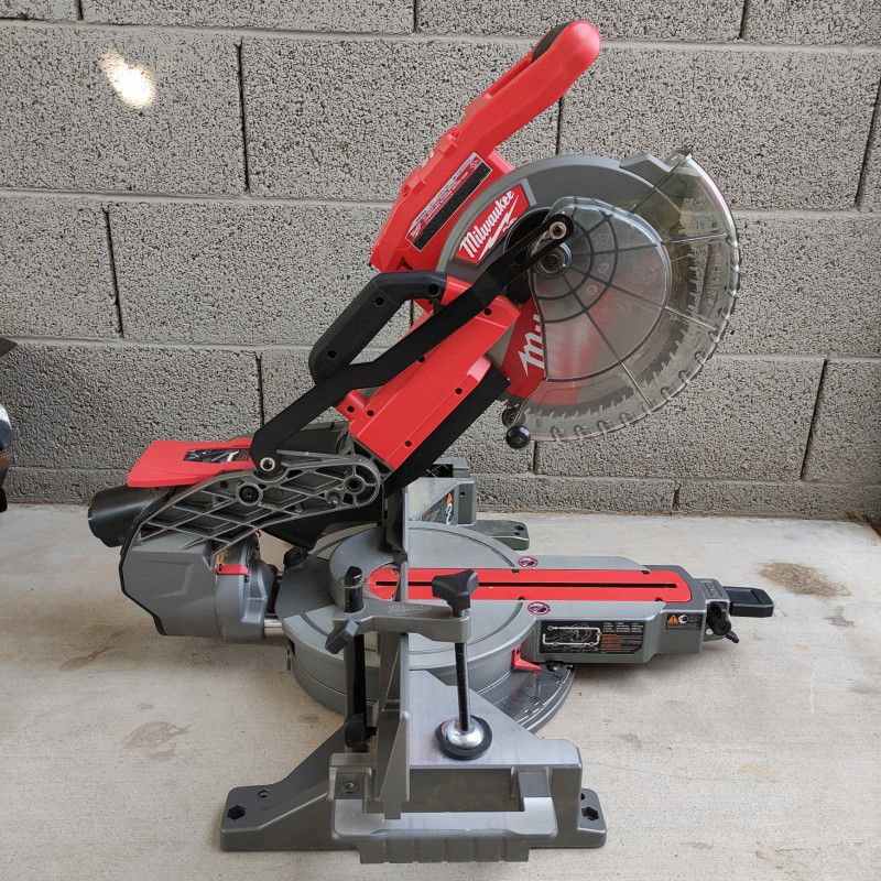 SLIDING MITER SAW MILWAUKEE BATTERY NOT INCLUDED 