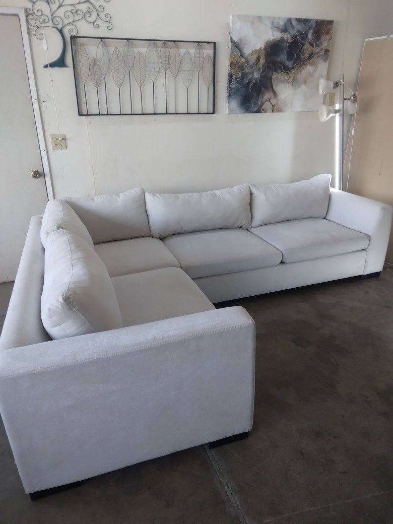 Free Delivery White sectional Couch 🛋