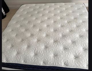 Brand new beautiful sealy king size organic cotton pillowtop mattress and boxsprings.