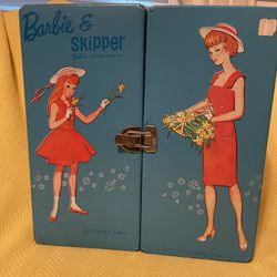 Barbie Vintage Dolls In A Trunk 