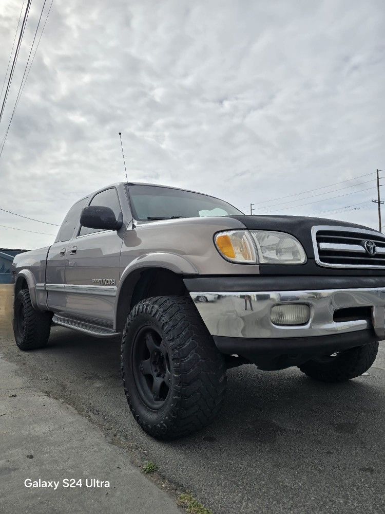 WORK TRUCK, WORK TRUCK
2000 Toyota Tundra 4x4
automatic no mechanical or electrical issues
AC very cold
good tires
SCRATHES HERE AND THERE BUT IS