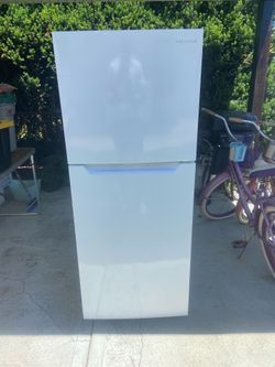 Insignia 10.1 cu ft top freezer white