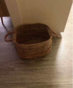 Circle basket 5$