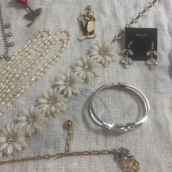 Assorted vintage jewelry