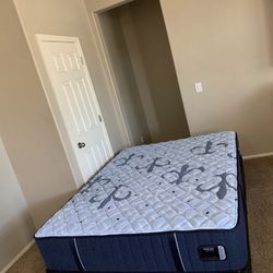 QUEEN ESTATE STEARNS AND FOSTER MATTRESS AND FREE BOX SPRING