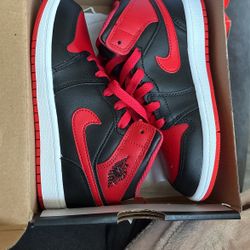Jordan 1 MID Size 1