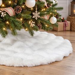 36 Inch White Christmas Tree Skirt, Plush Faux Fur Tree Skirt. Fluffy Xmas Tree Skirt with Bubble Texture, Soft White Tree Skirt for 4–6 Ft Trees, Coz