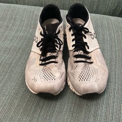 Oncloud Sneakers Women’s Size 7.5 Used