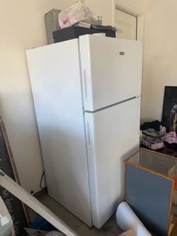Hotpoint White Top-Freezer Refrigerator