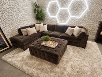 free delivery 🚚 Brown sectional with tufted ottoman