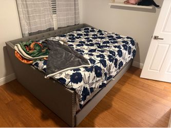 Queen sized day bed for sale