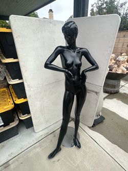 Glossy Black Full-Body Female Mannequin – Retail Display – Chrome Base