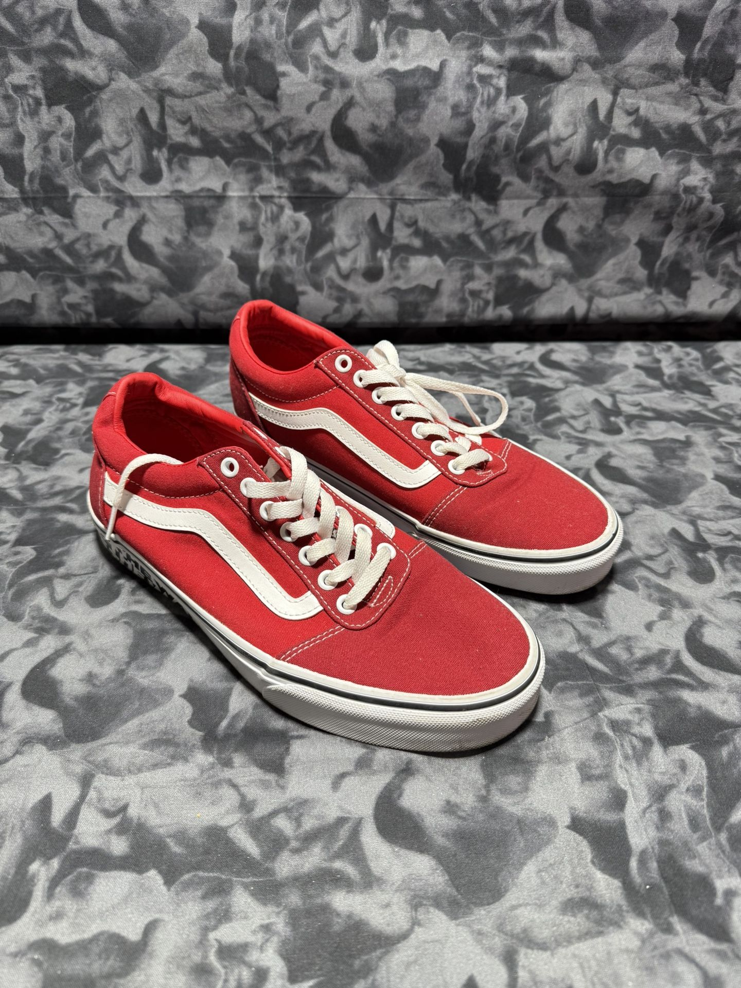 Vans Ward Off The Wall Sidewall Low Sneaker Shoes Mens Red / White 500714 SZ 9 The Vans Ward Off The Wall Sidewall Low Sneaker Shoes in red and white