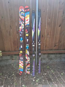 2 pairs of skiis