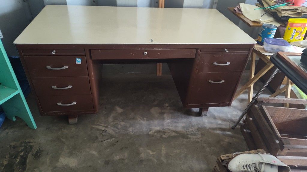 Office Desk Metal: MAKE OFFER 🤔