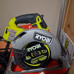 Like new Ryobi 18volt brushless 7-1/4 in skillsaw