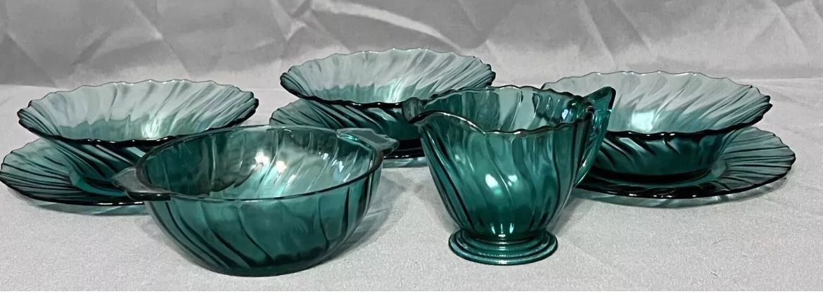 Vintage 8-Piece Jeannette Glass Ultramarine Swirl Green Glass Set