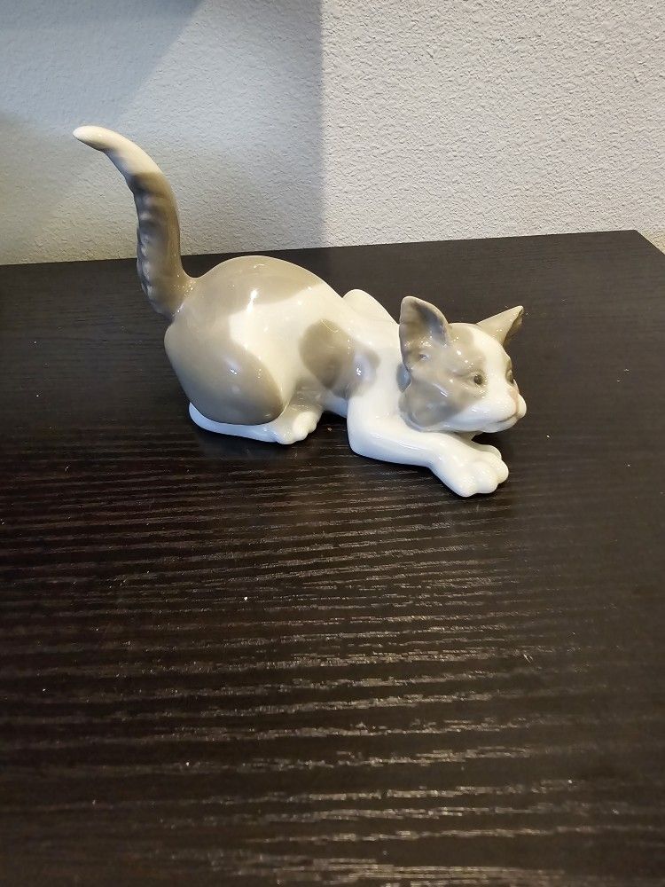 Vintage - Lladro Attentive Cat Figurine