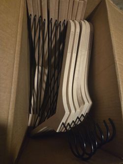 Topia wooden hangers- Pack of 18 ( NEW)