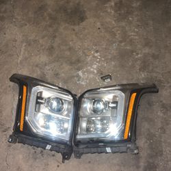 2017 GMC Yukon Left And Right Xenon Headlights Set 