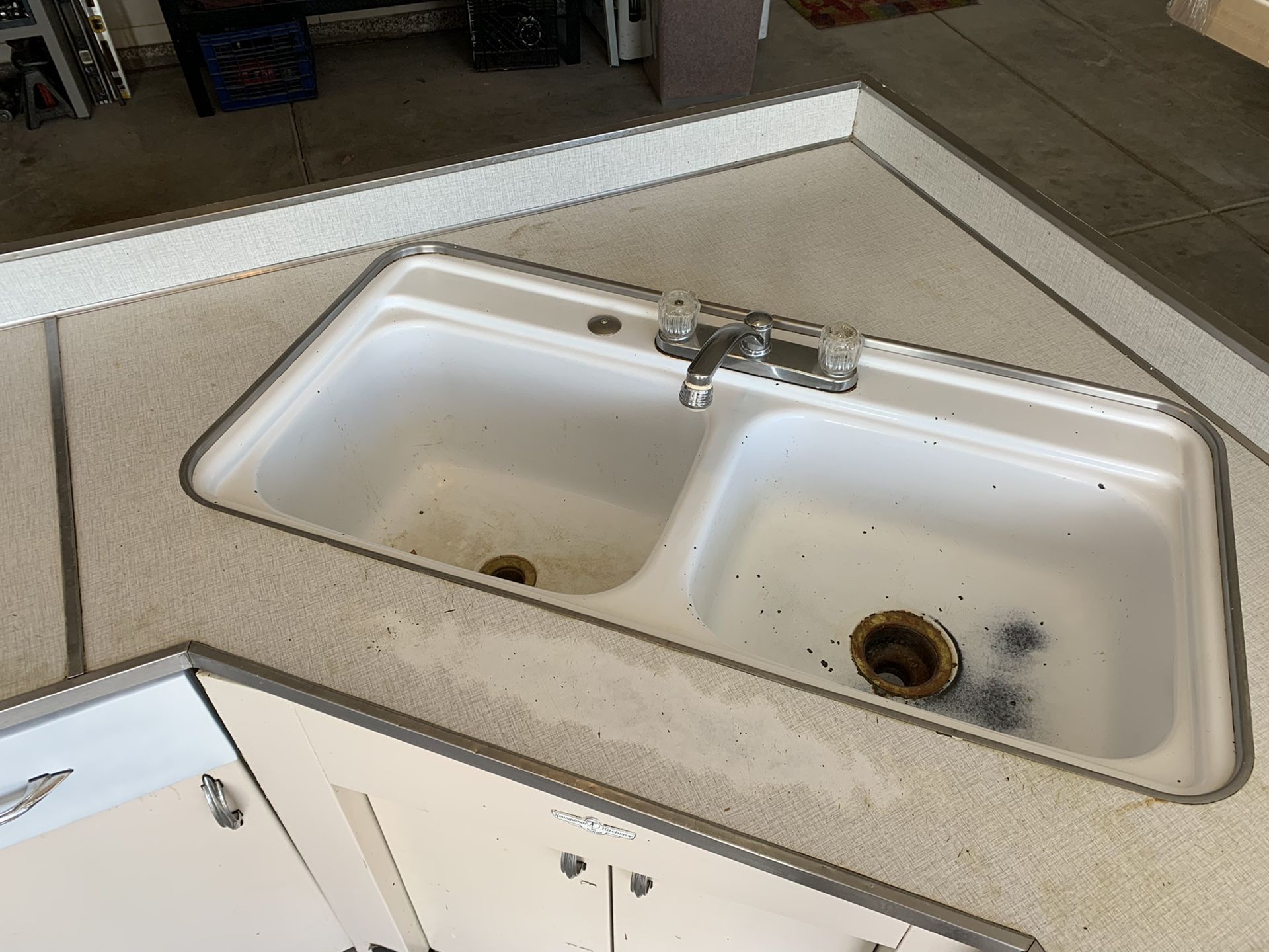 VINTAGE YOUNGSTOWN METAL KITCHEN for Sale in Henderson, NV