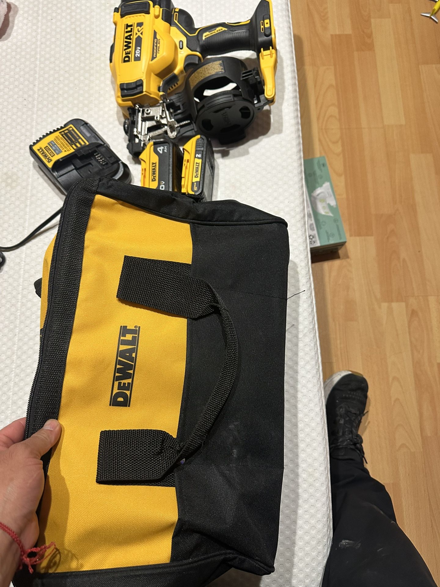 20V MAX 15-Degree Electric Cordless Roofing Nailer