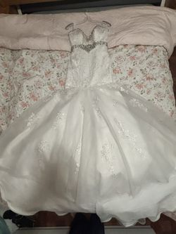 Beautiful BRAND NEW White Wedding Dress With Gems And Flower Designs