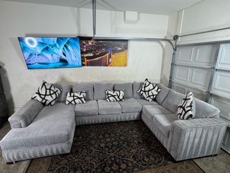 * Like New * Ashley Furniture 3pc Modular sectional sofa ( Free Delivery )