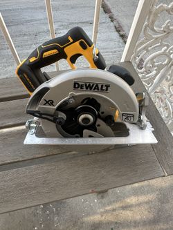 New 20v Dewalt Xr brushless 7 1/4 Circular Saw Only 