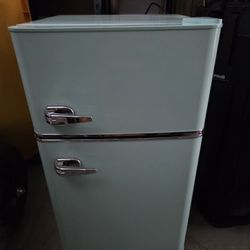 INSIGNIA MINI FRIDGE/FREEZER