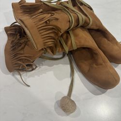 014-Dakota, Girls Fringe & Poms Shoes! Look Brand New. Size L ( 2-3)