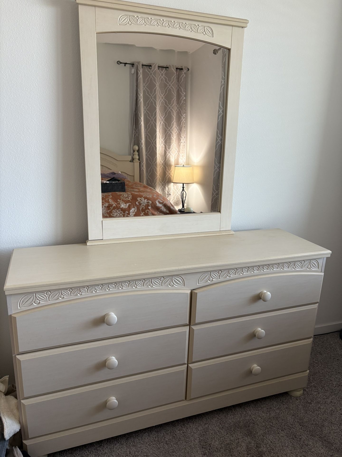 Dresser With Mirror