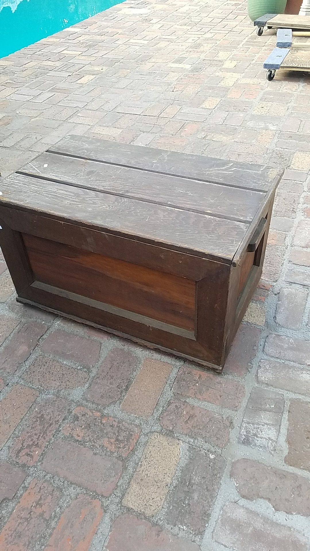 Vintage trunk or box $20 good condition I'm located in Redlands