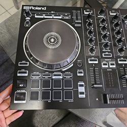 Roland DJ-202 2-Channel Serato DJ Controller with Drum Machine