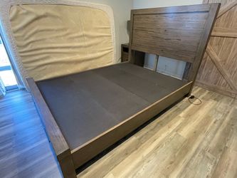Living Spaces Jaxon Grey Queen Wood Platform Bed Frame (with Footboard Storage)