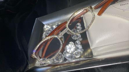 Millionaire Celebrity Glasses “Look Like Money” One (1) Unisex wooden frame with sparkling lab, diamond ice trim. Comes with a white protective case f