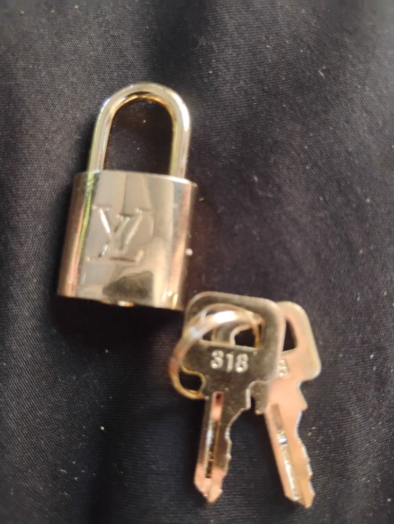 Louis VUITTON Lock And Key