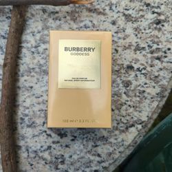 Burberry Goddess 100ML Brand New Sealed 🔥
Description: