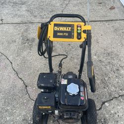 Dewalt 3600 PSI 2.5 GPM Cold Gas Pressure Washer Water Professional with HONDA GX200 Engine