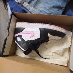 Air Jordan 1 Mid GS White/Pink/Black – Size 7Y (Women’s 8.5)