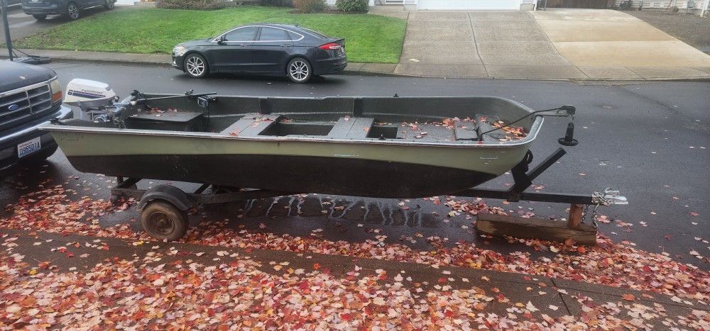 14' Columbia Tri-Hull Boat W/ Trailer & Evinrude 6HP Outboard Motor & Lowrance Hook-3x Sonar Fishfinder.