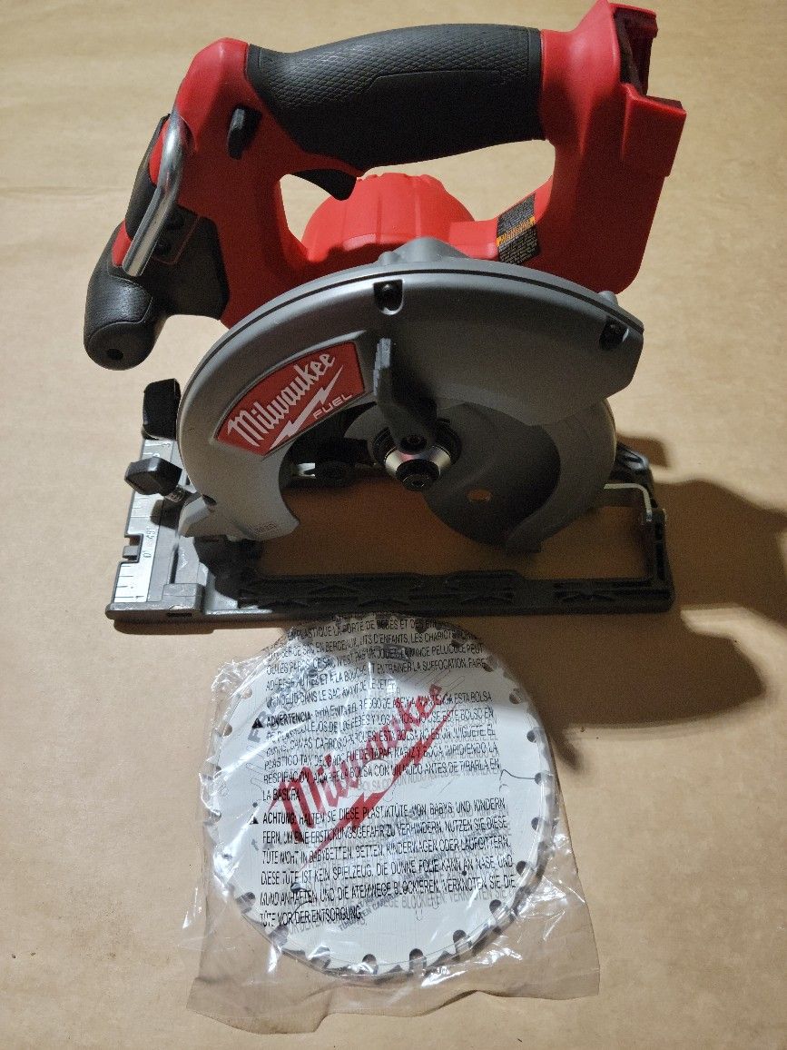 Milwaukee
M18 FUEL 18V Lithium-Ion Brushless Cordless 6-1/2 in. Circular Saw (Tool-Only)