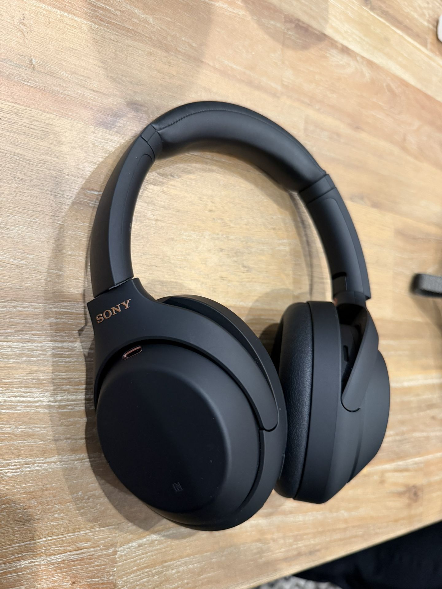 Sony WH-1000XM4 headphones (Sound-Cancelling)
