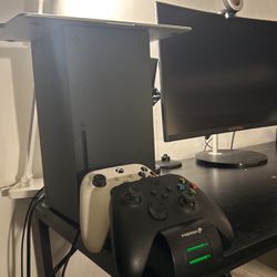 XBOX Series X  (with 2 Controllers White and Black) And Controller Charge Station and TURTLE BEACH Headset 