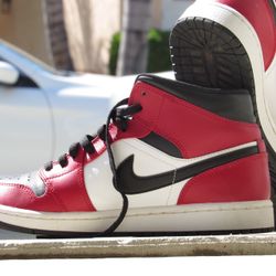 Air Jordan 1 Mid Chicago toe 