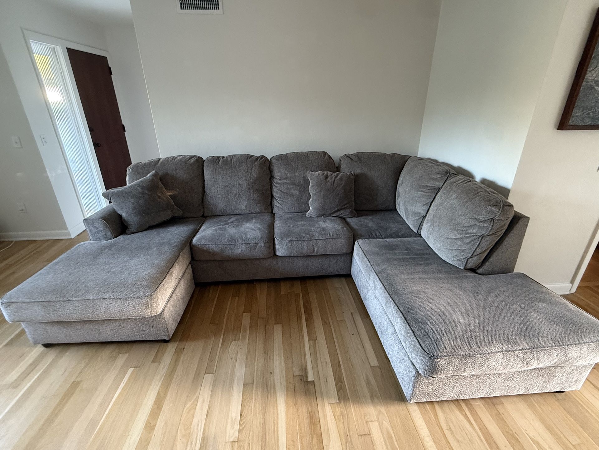 Ashley O’Phannon 2-Piece Sectional with Chaise