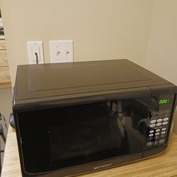 Microwave Oven, Emerson Model Brand New Fresh Out Of The Box From 2020 2019  Model Carried Over To The 2020 Year Beautiful Ceramic Interior Like New for  Sale in Seattle, WA - OfferUp
