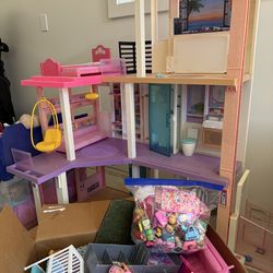 Barbie Beach House plus tons of dolls, cars and accessories!!