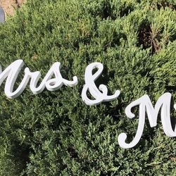 Mr & Mrs Sign (missing “&”)